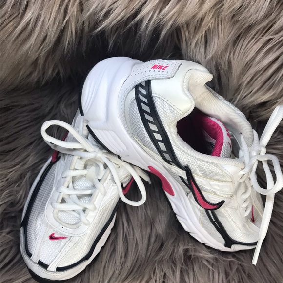 NiKE Women’s Sneakers - Picture 4 of 7